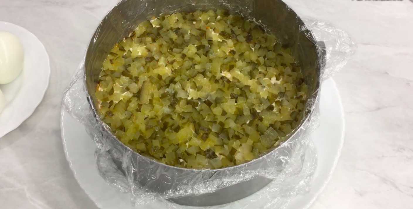 Hareng sous un manteau de fourrure avec des sprats - Étape 6