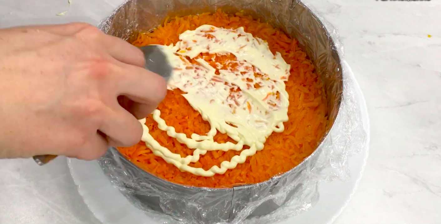 Hareng sous un manteau de fourrure avec des sprats - Étape 5