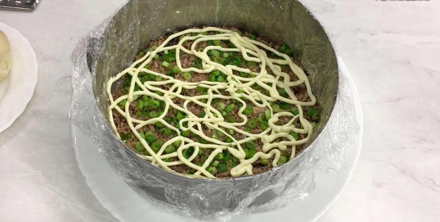 Hareng sous un manteau de fourrure avec des sprats - Étape 3