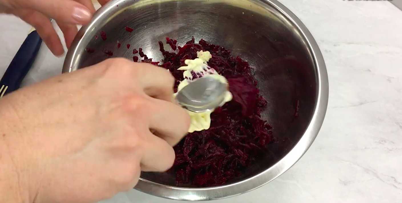 Hareng sous un manteau de fourrure avec des sprats - Étape 8