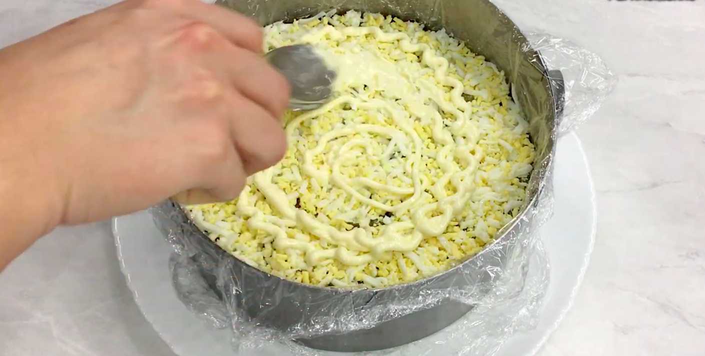 Hareng sous un manteau de fourrure avec des sprats - Étape 7