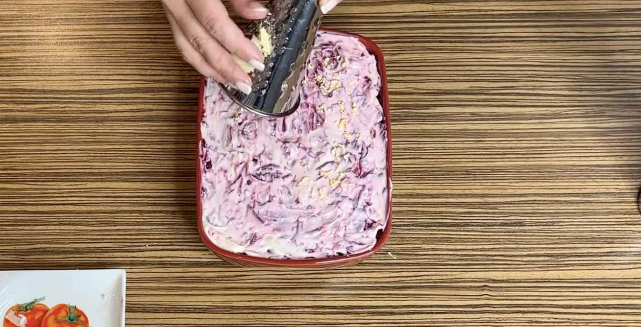 Hareng sous un manteau de fourrure avec du caviar de brochet - Étape 9