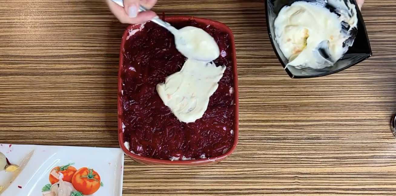 Hareng sous un manteau de fourrure avec du caviar de brochet - Étape 8