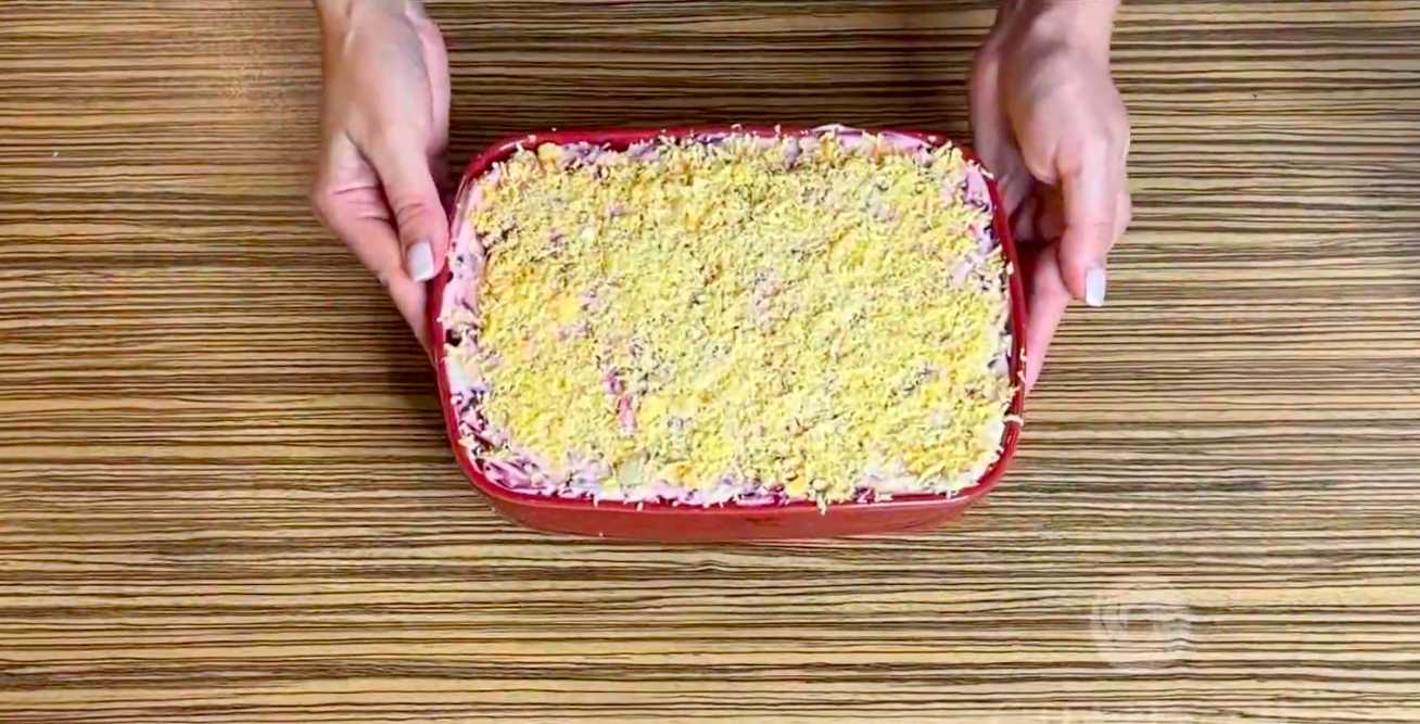 Hareng sous un manteau de fourrure avec du caviar de brochet - Étape 10