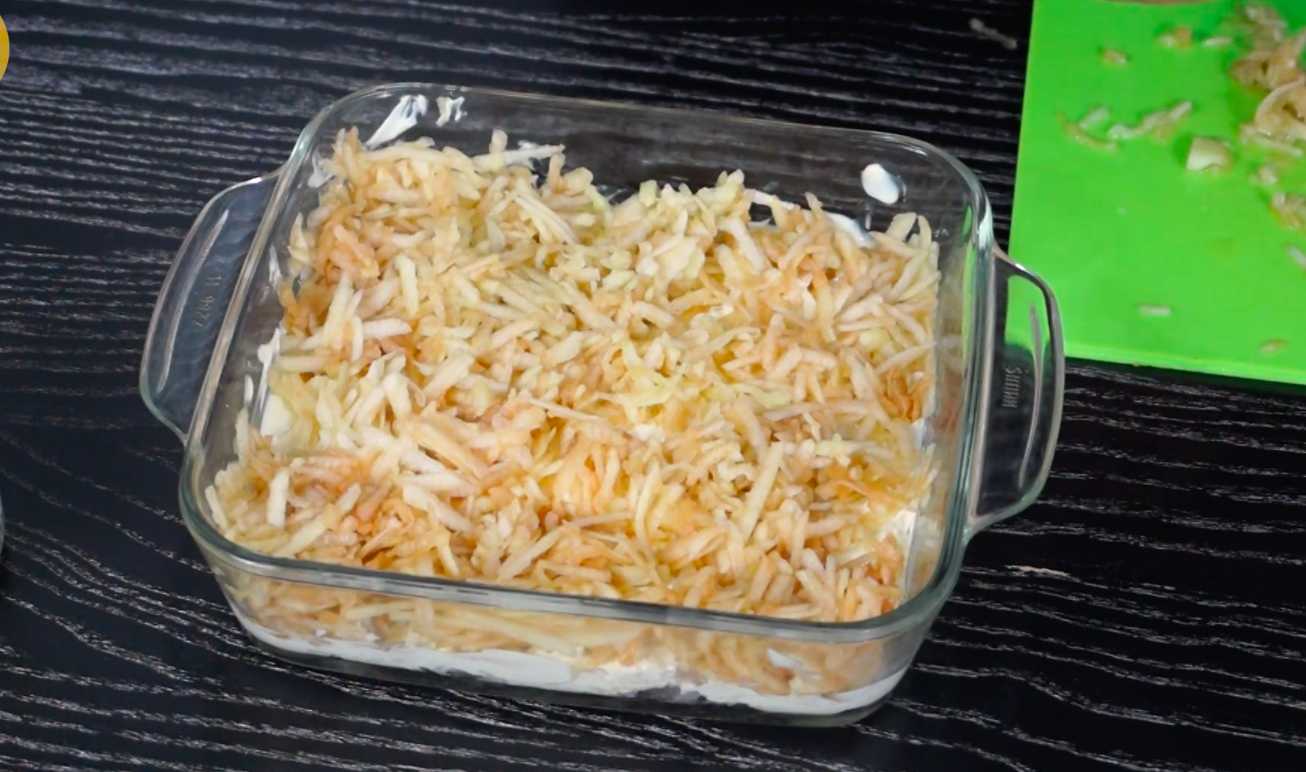 Hareng sous un manteau de fourrure avec pomme - Étape 4