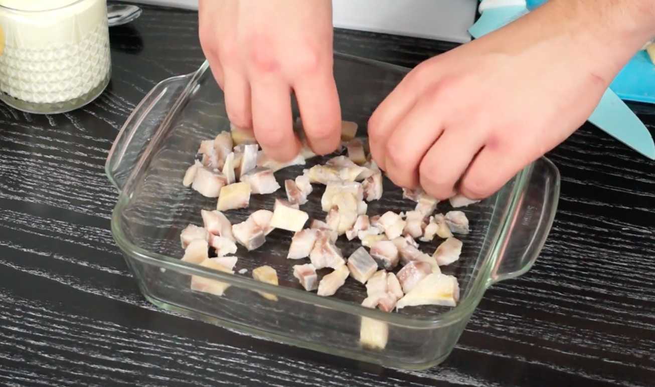 Hareng sous un manteau de fourrure avec pomme - Étape 1