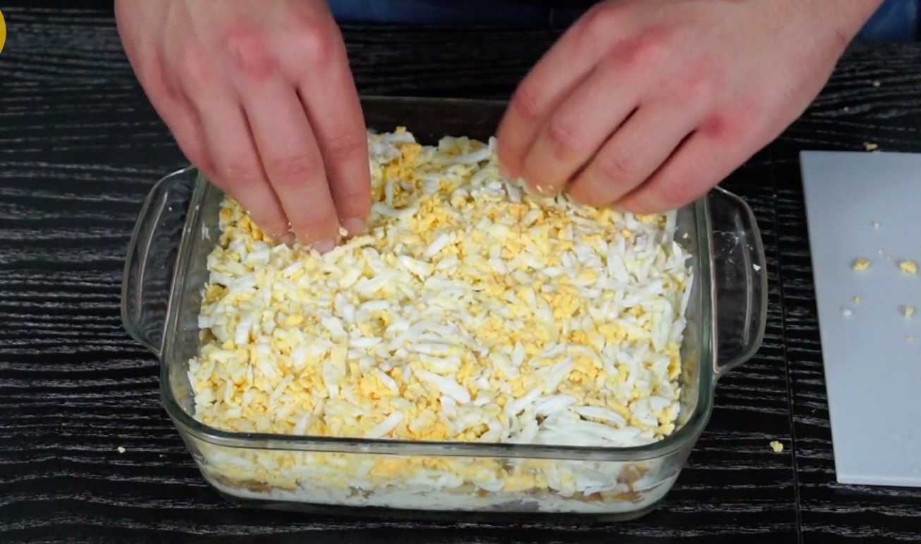 Hareng sous un manteau de fourrure avec pomme - Étape 5