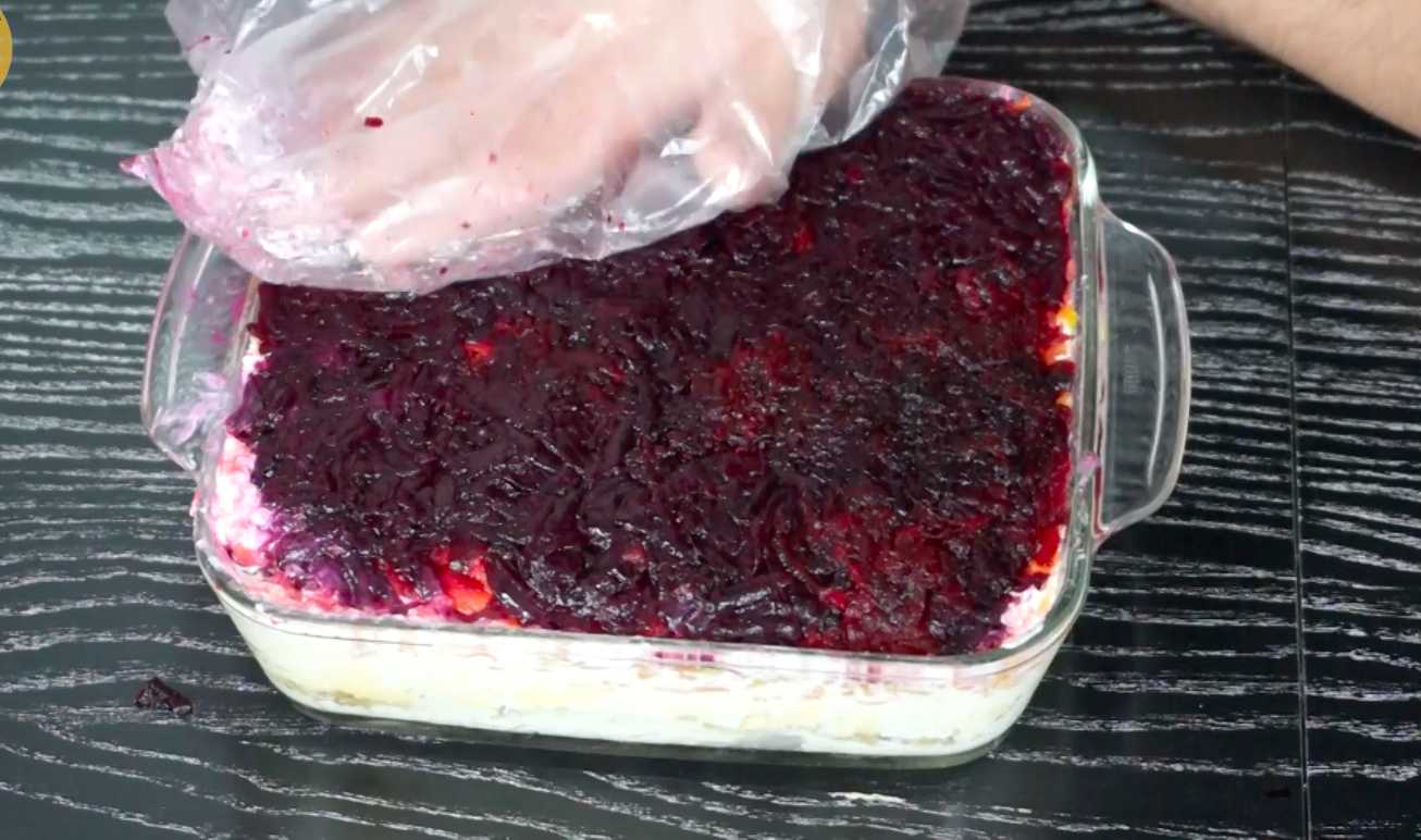 Hareng sous un manteau de fourrure avec une pomme - Étape 8