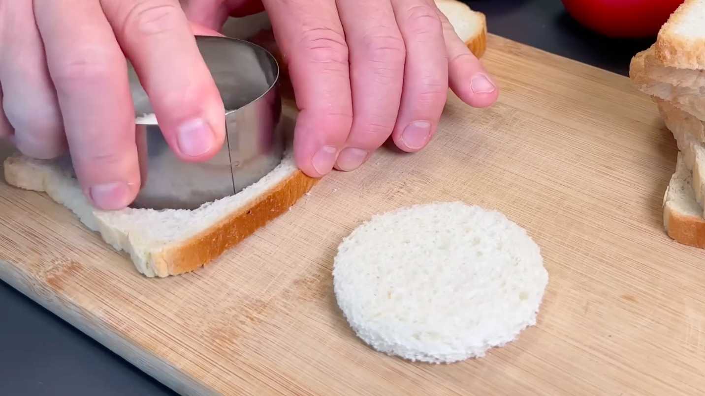 Mini-cupcakes à la tomate fourrés aux œufs - Étape 1