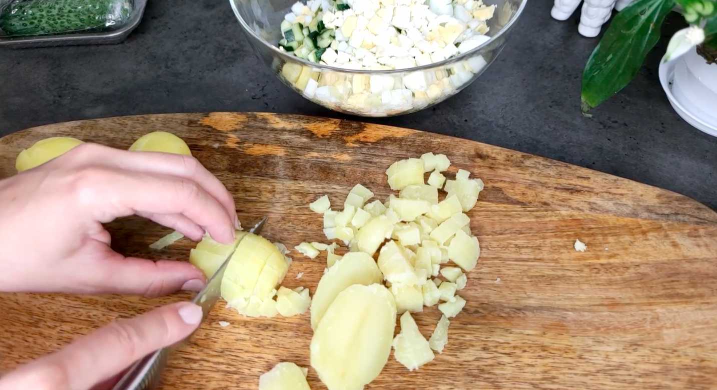 Salade Olivier au poisson rouge et à l'avocat - Étape 5