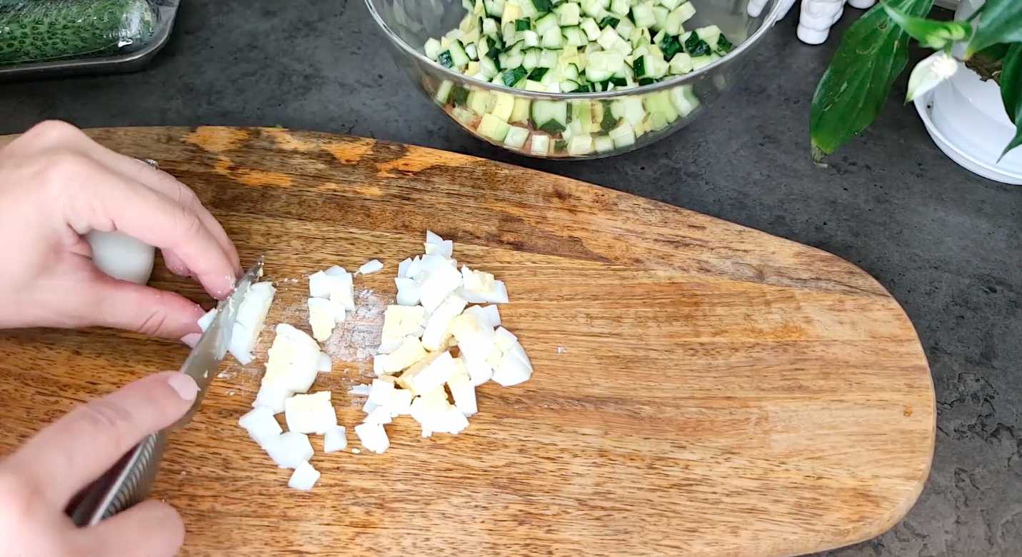 Salade Olivier au poisson rouge et à l'avocat - Étape 6