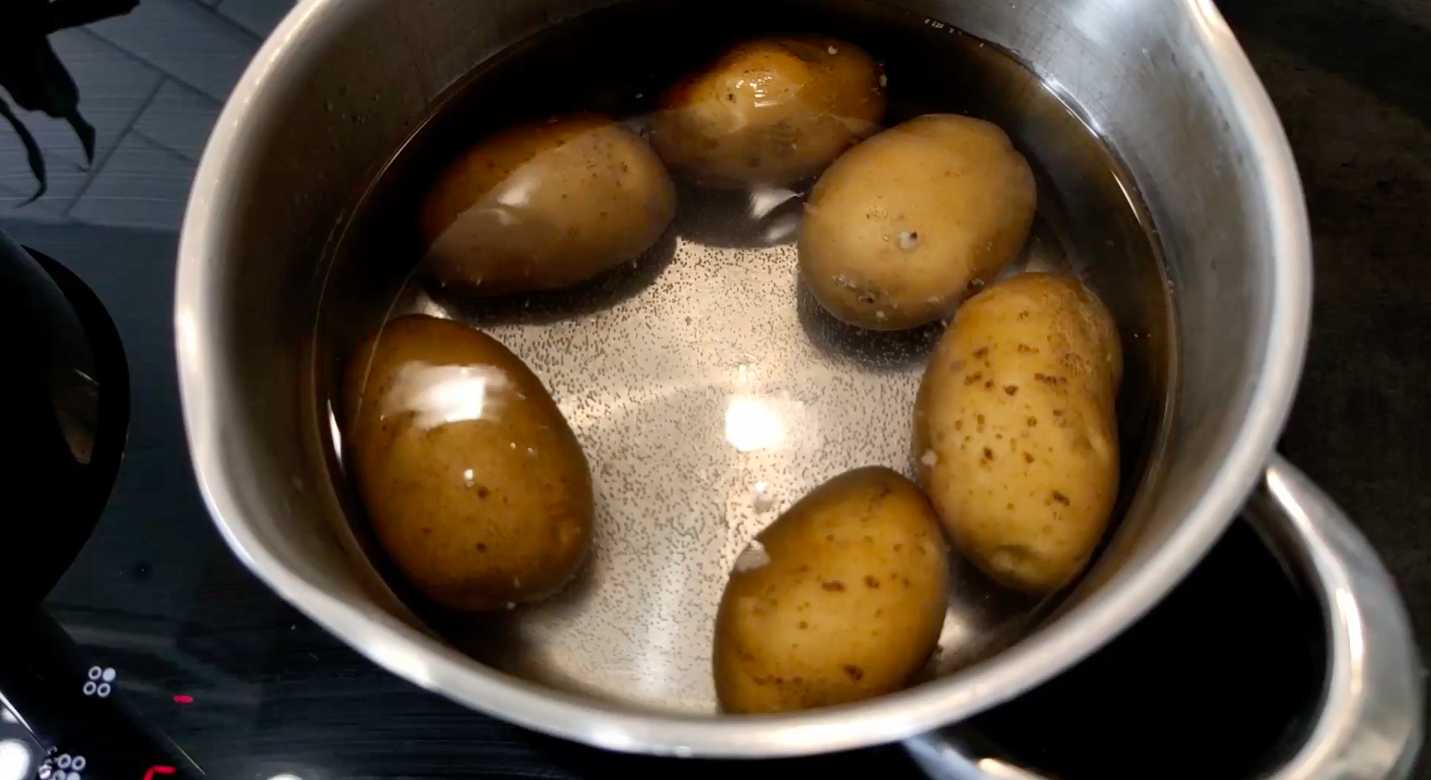 Salade Olivier au poisson rouge et à l'avocat - Étape 1