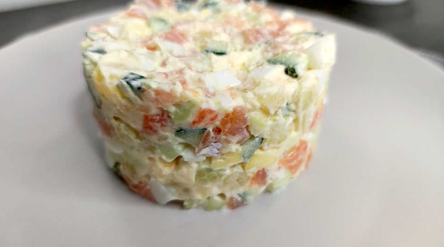 Salade Olivier au poisson rouge et à l'avocat - Étape 8