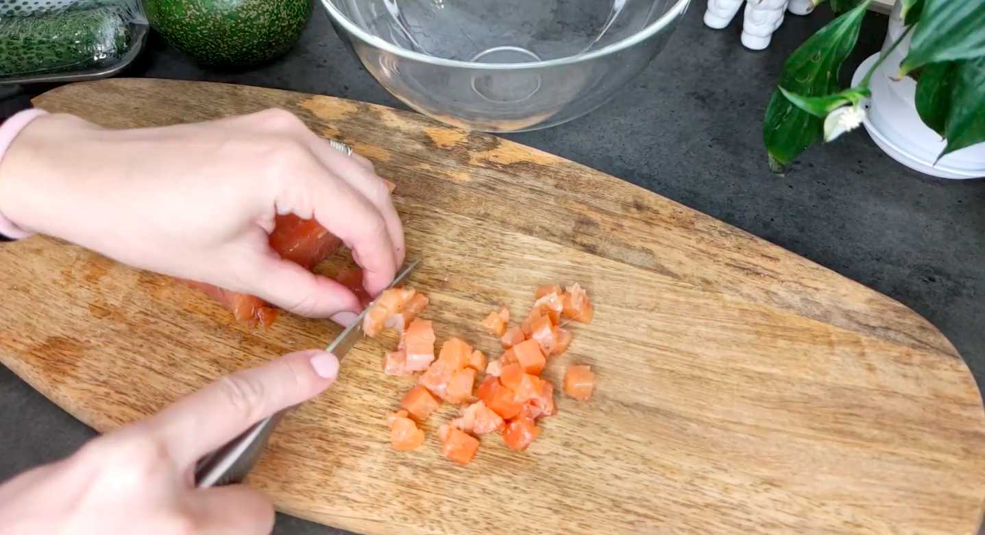Salade Olivier au poisson rouge et à l'avocat - Étape 2
