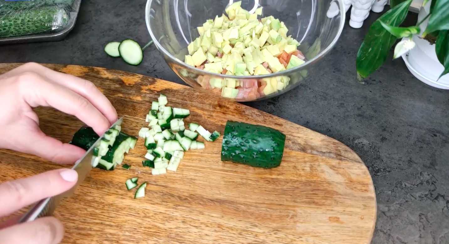 Salade Olivier au poisson rouge et à l'avocat - Étape 4