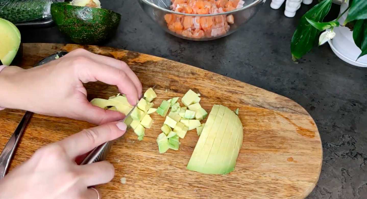 Salade Olivier au poisson rouge et à l'avocat - Étape 3