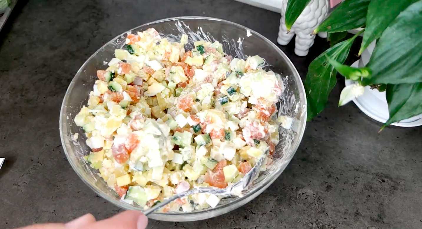 Salade Olivier au poisson rouge et à l'avocat - Étape 7