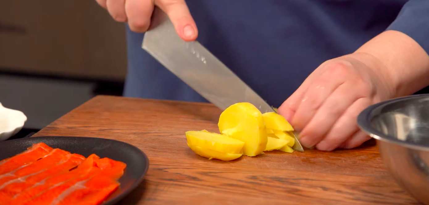 Salade Olivier aux crevettes et au poisson rouge - Étape 1