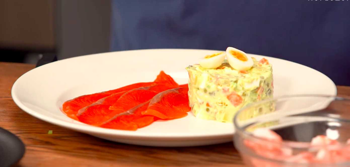 Salade Olivier aux crevettes et au poisson rouge - Étape 9