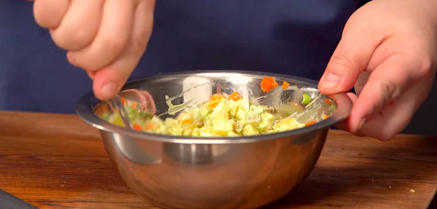 Salade Olivier aux crevettes et au poisson rouge - Étape 7