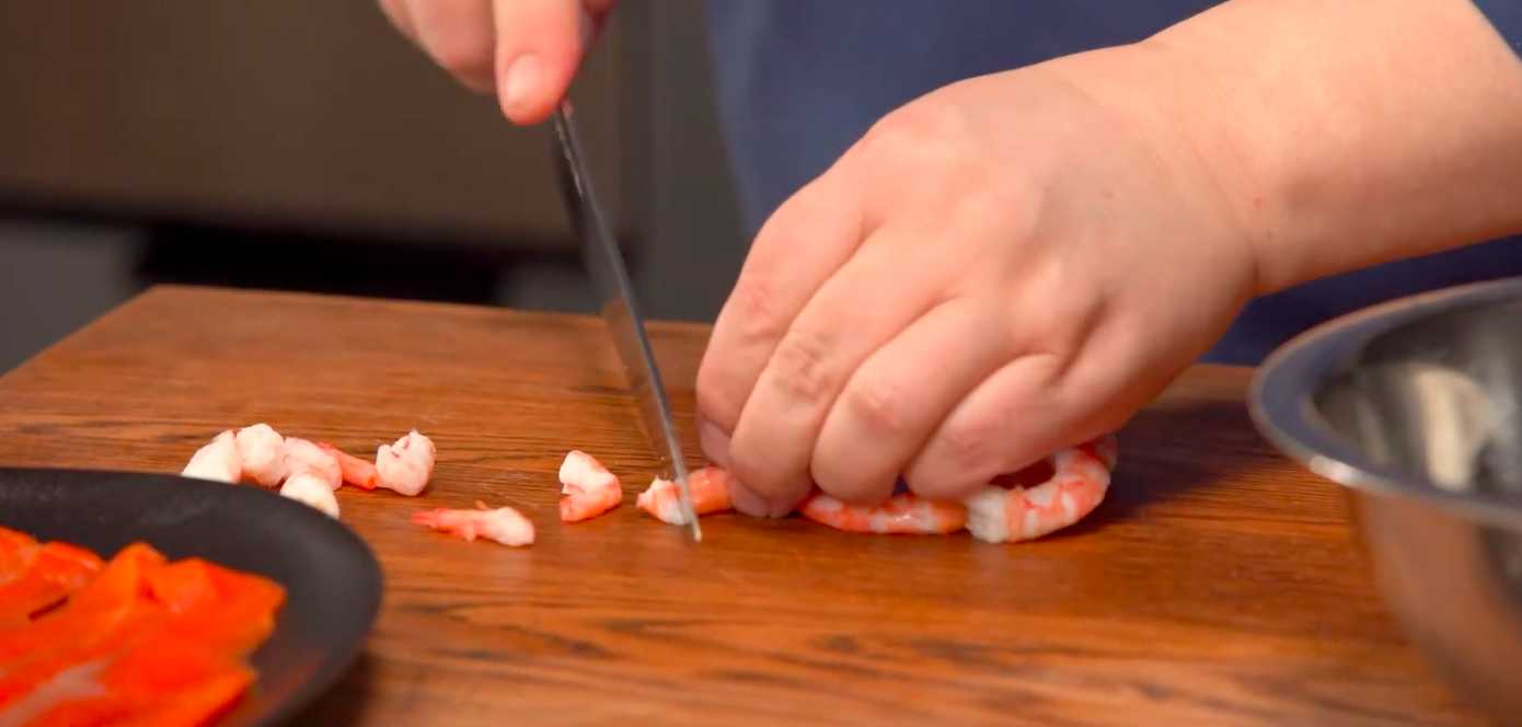 Salade Olivier aux crevettes et au poisson rouge - Étape 3