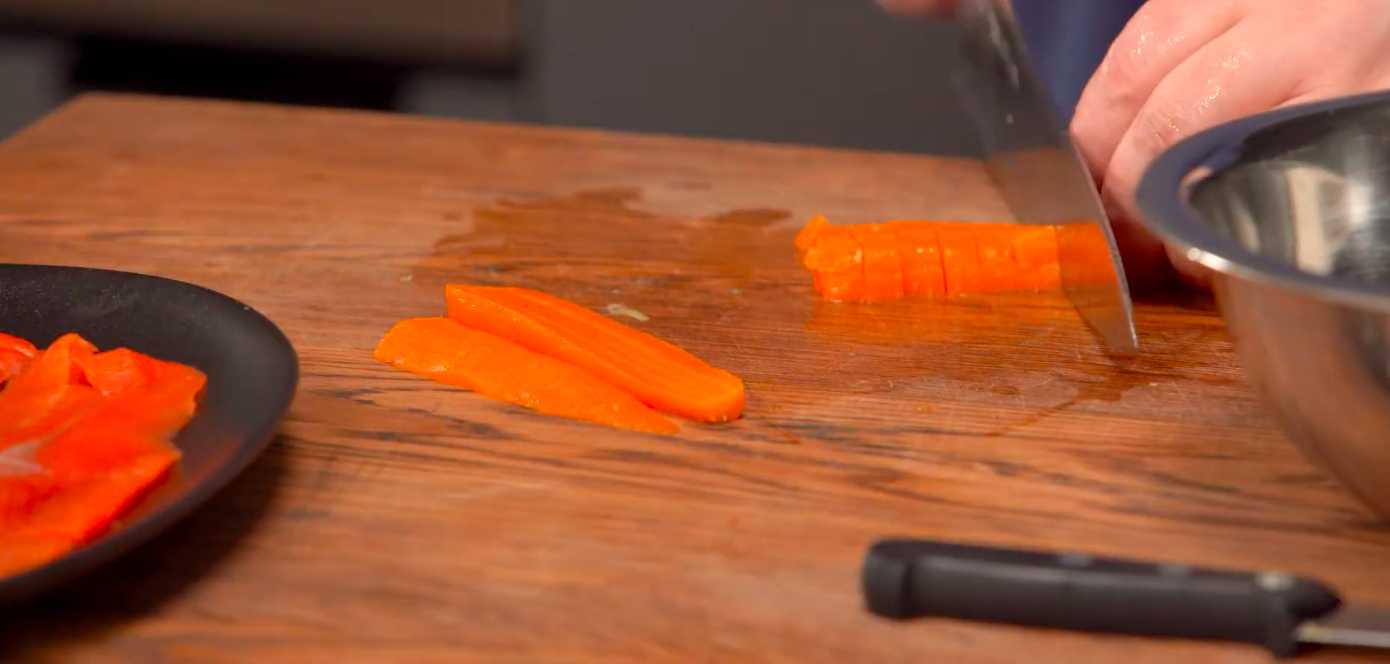 Salade Olivier aux crevettes et au poisson rouge - Étape 2