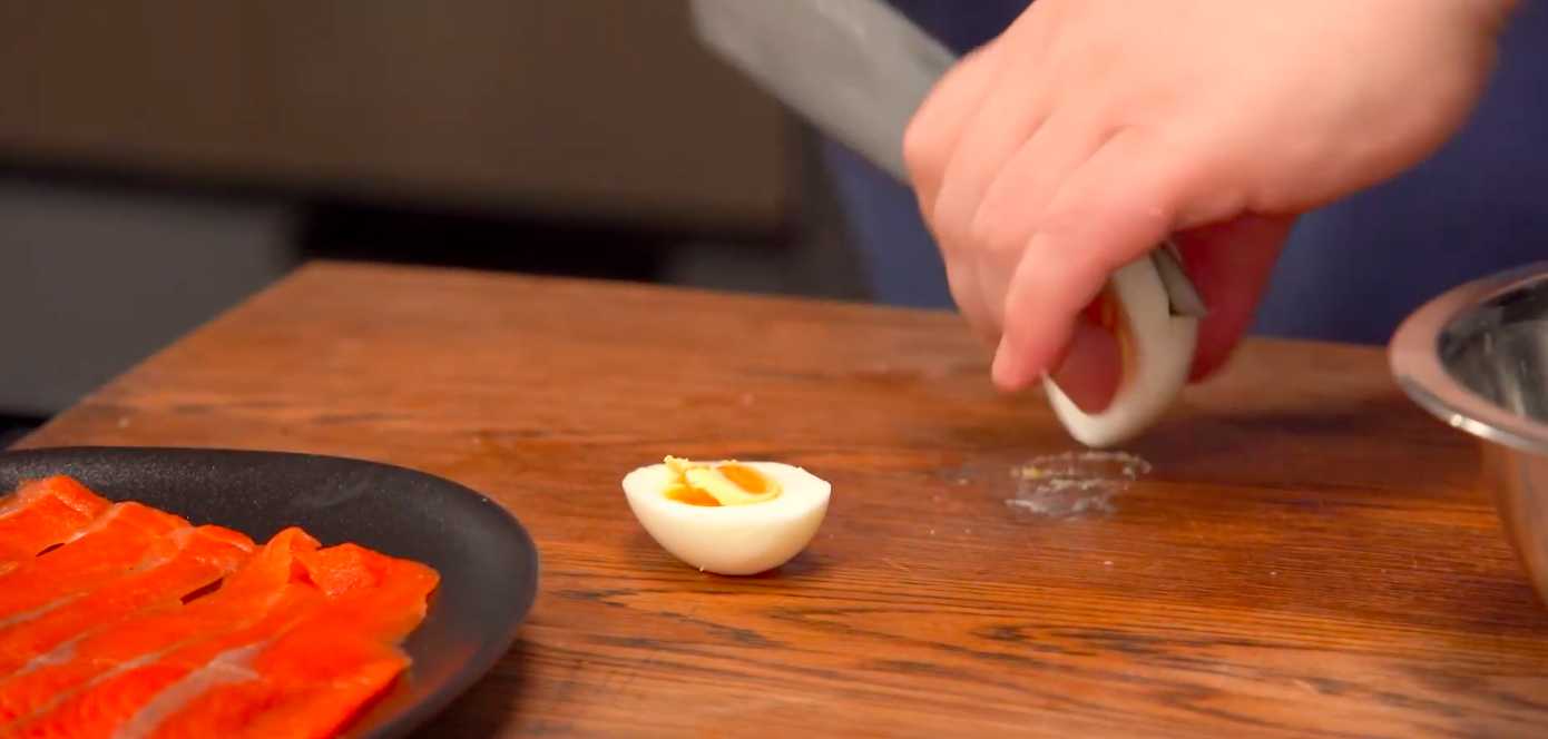 Salade Olivier aux crevettes et au poisson rouge - Étape 4