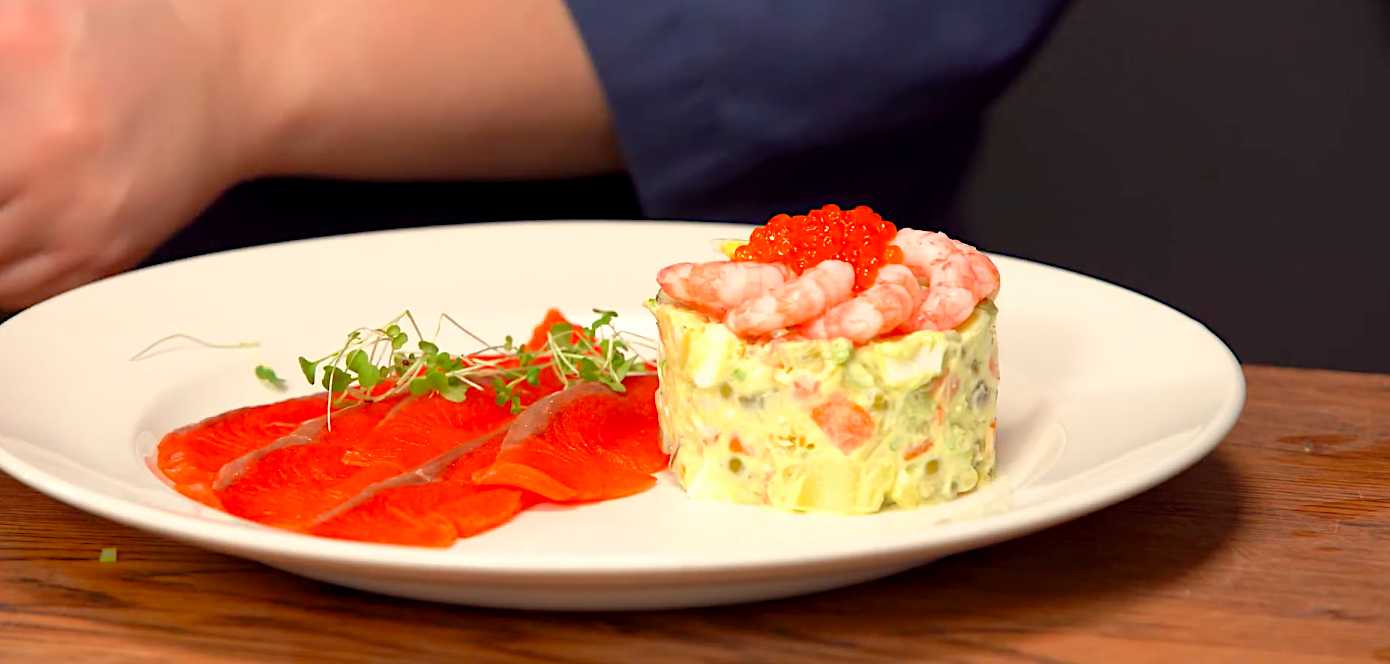 Salade Olivier aux crevettes et au poisson rouge - Étape 10