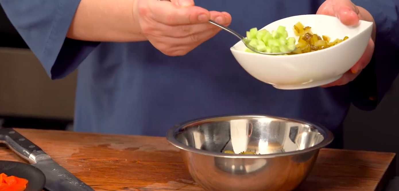 Salade Olivier aux crevettes et au poisson rouge - Étape 6