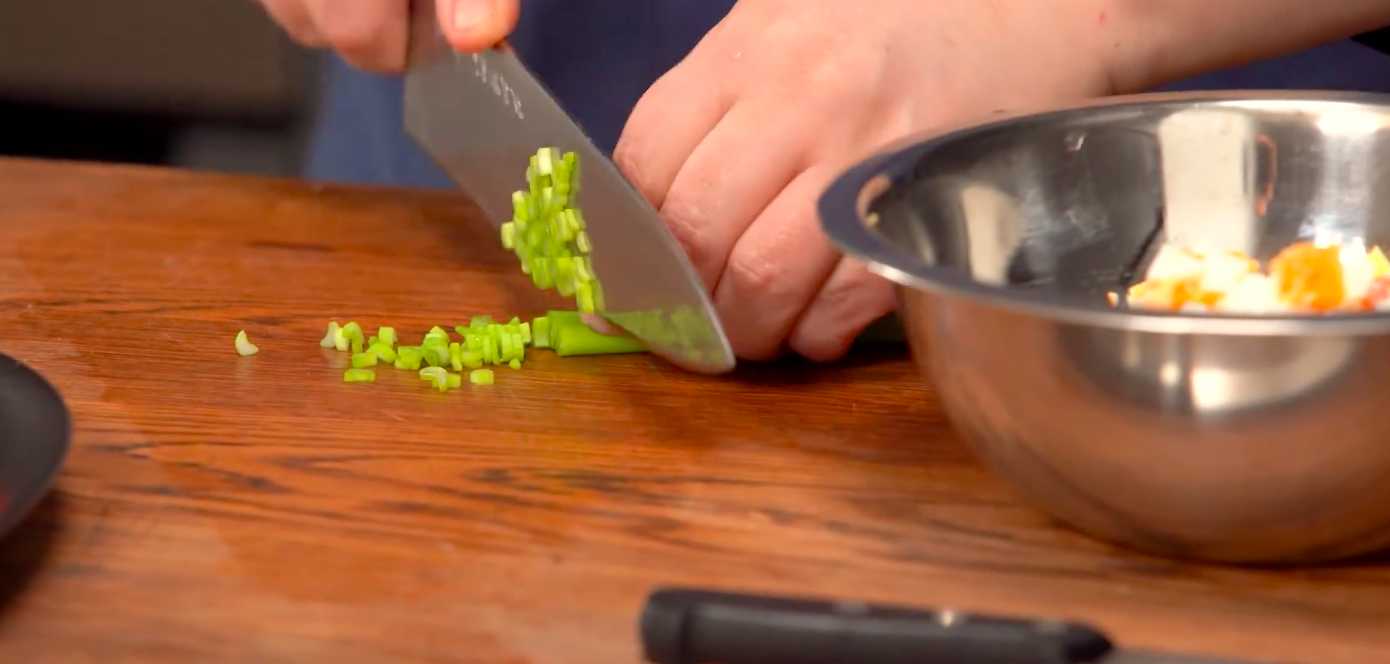 Salade Olivier aux crevettes et au poisson rouge - Étape 5