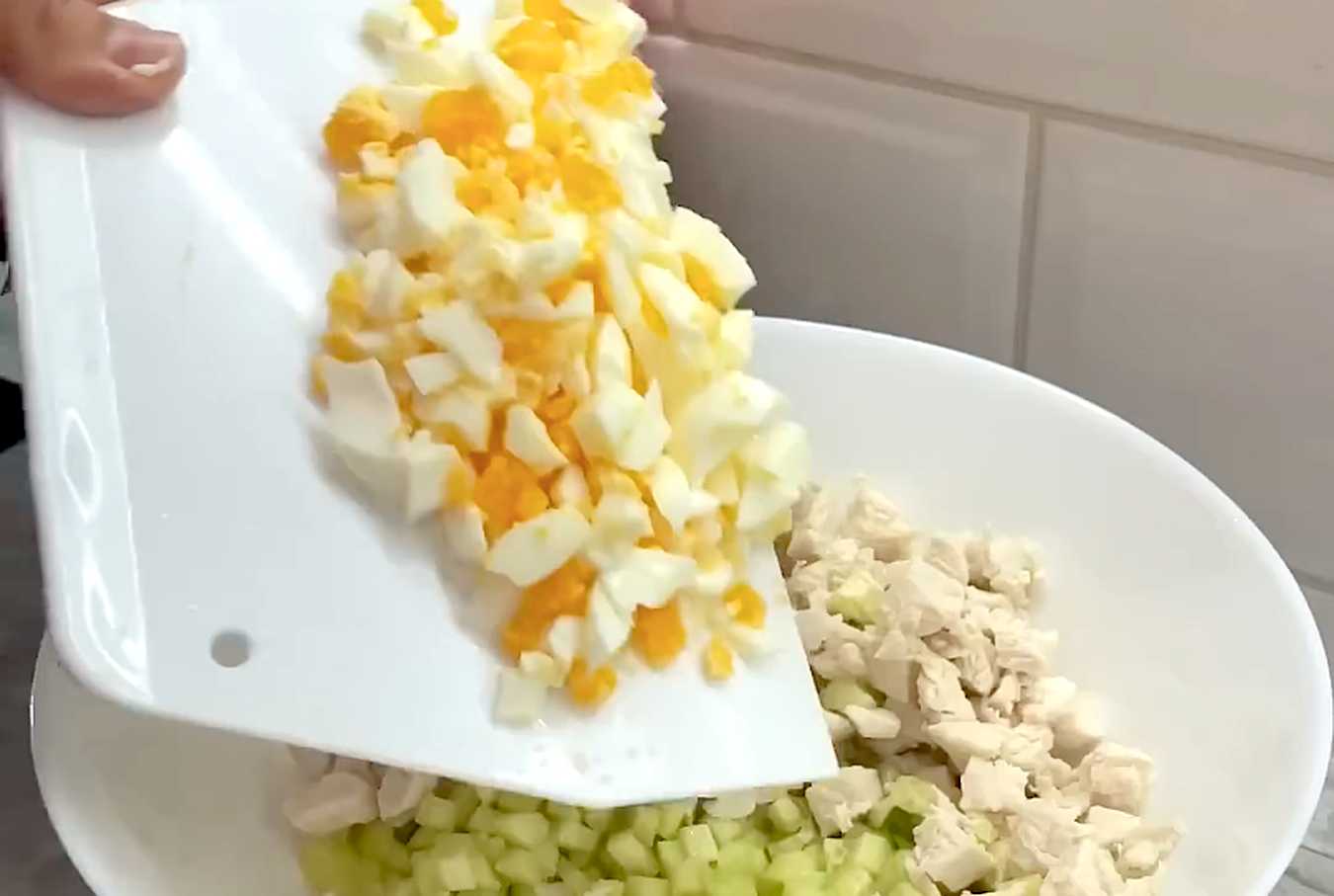 Salade Olivier au poulet et au yaourt - Étape 3