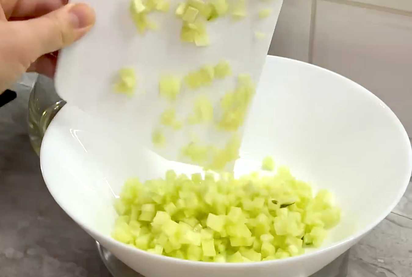 Salade Olivier au poulet et au yaourt - Étape 1