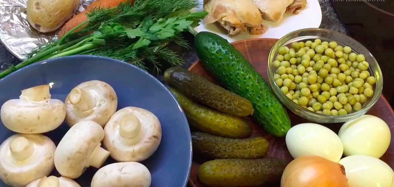 Salade Olivier au poulet et aux champignons - Étape 1