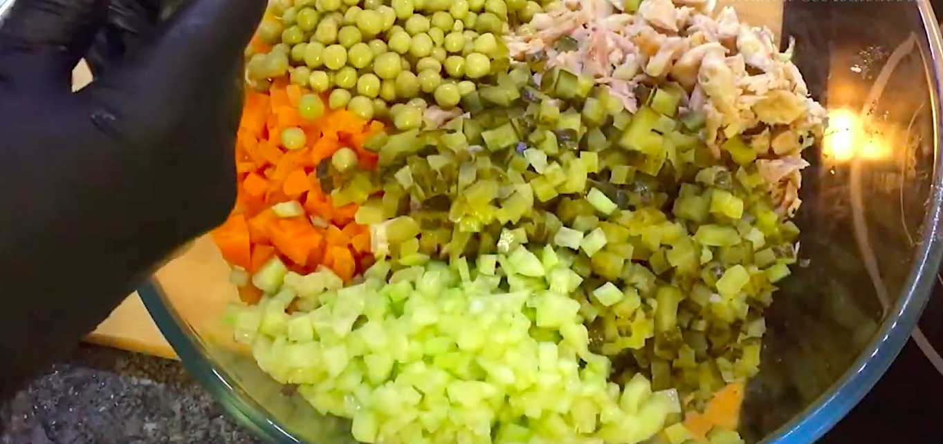 Salade Olivier au poulet et aux champignons - Étape 6