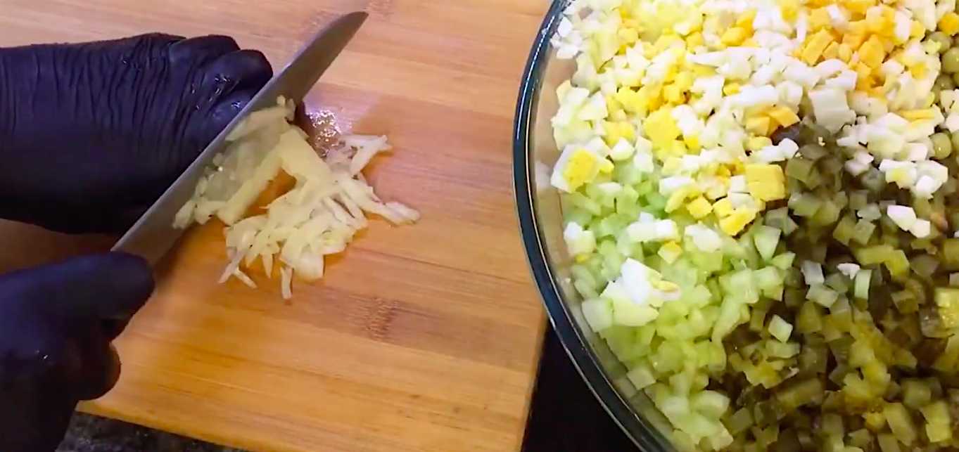 Salade Olivier au poulet et aux champignons - Étape 8