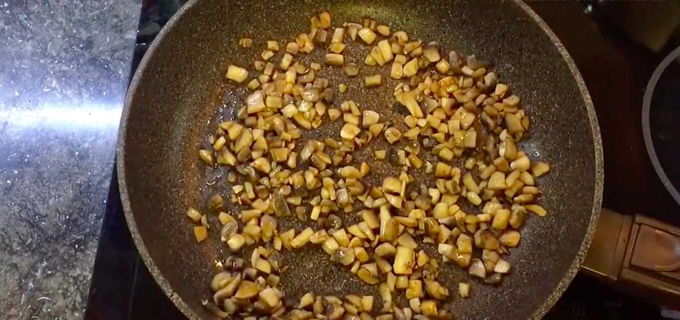 Salade Olivier au poulet et aux champignons - Étape 2