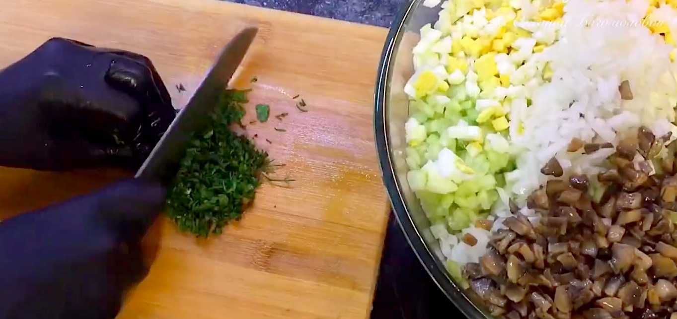 Salade Olivier au poulet et aux champignons - Étape 9