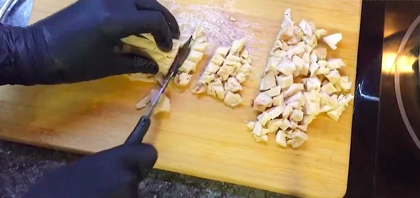 Salade Olivier au poulet et aux champignons - Étape 5