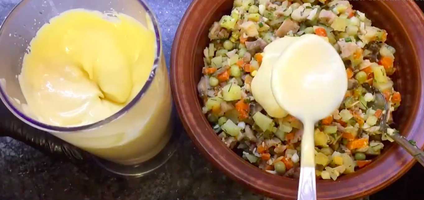 Salade Olivier au poulet et aux champignons - Étape 10