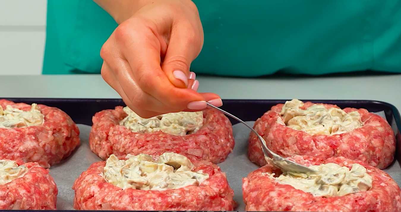 Nids de viande hachée aux champignons et aux tomates - Étape 9