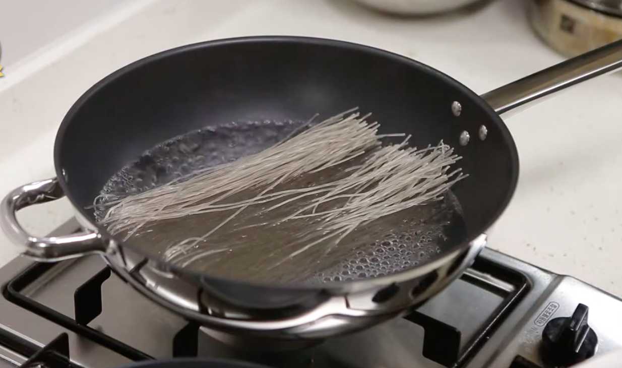 Japchae aux nouilles de verre frites - Étape 7