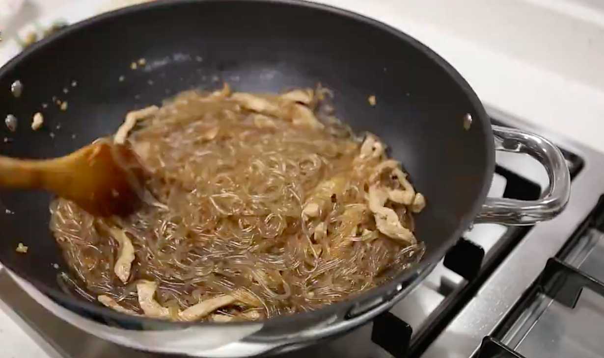Japchae aux nouilles de verre frites - Étape 16
