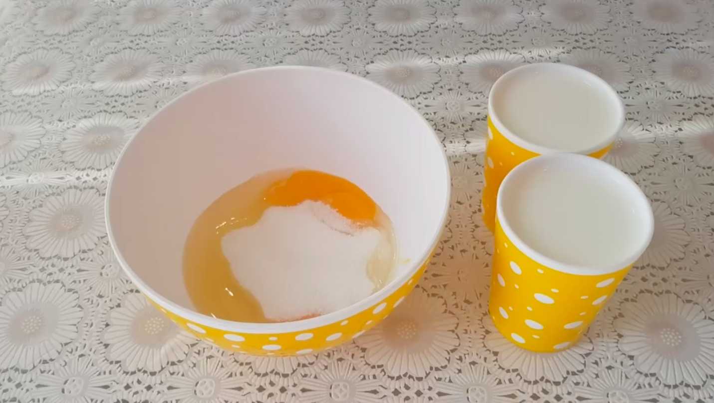 Crêpes fines au lait, aux œufs et au sucre - Étape 1