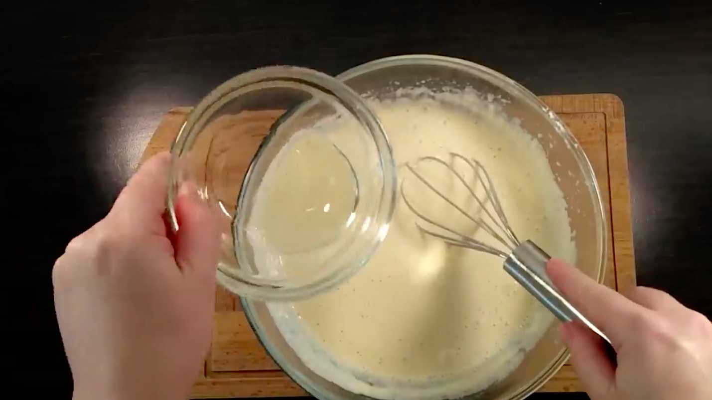 Crêpes au kéfir avec de l'eau bouillante - Étape 5