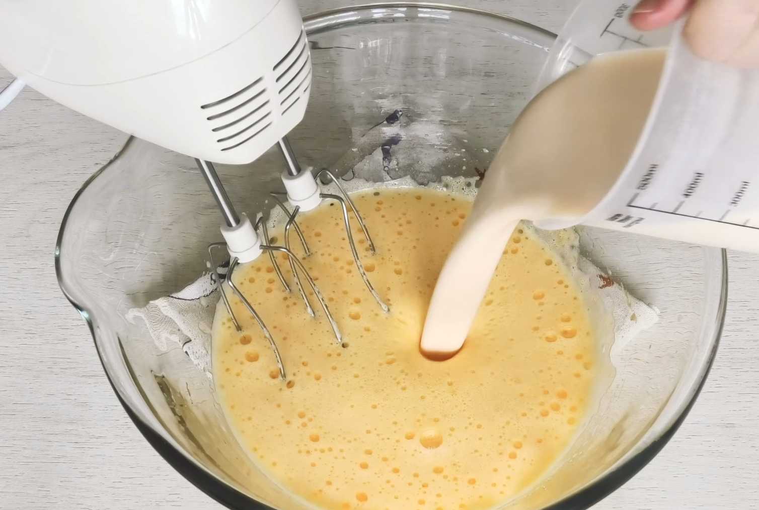 Blini avec ryazhenka et eau bouillante - Étape 2