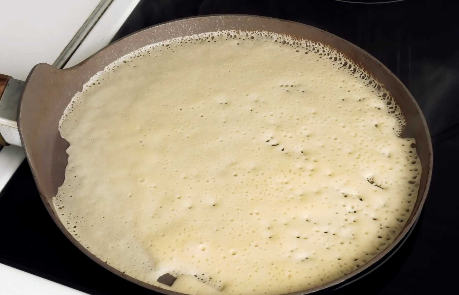 Crêpes au lait fermenté cuit et à l'eau bouillante - Étape 9