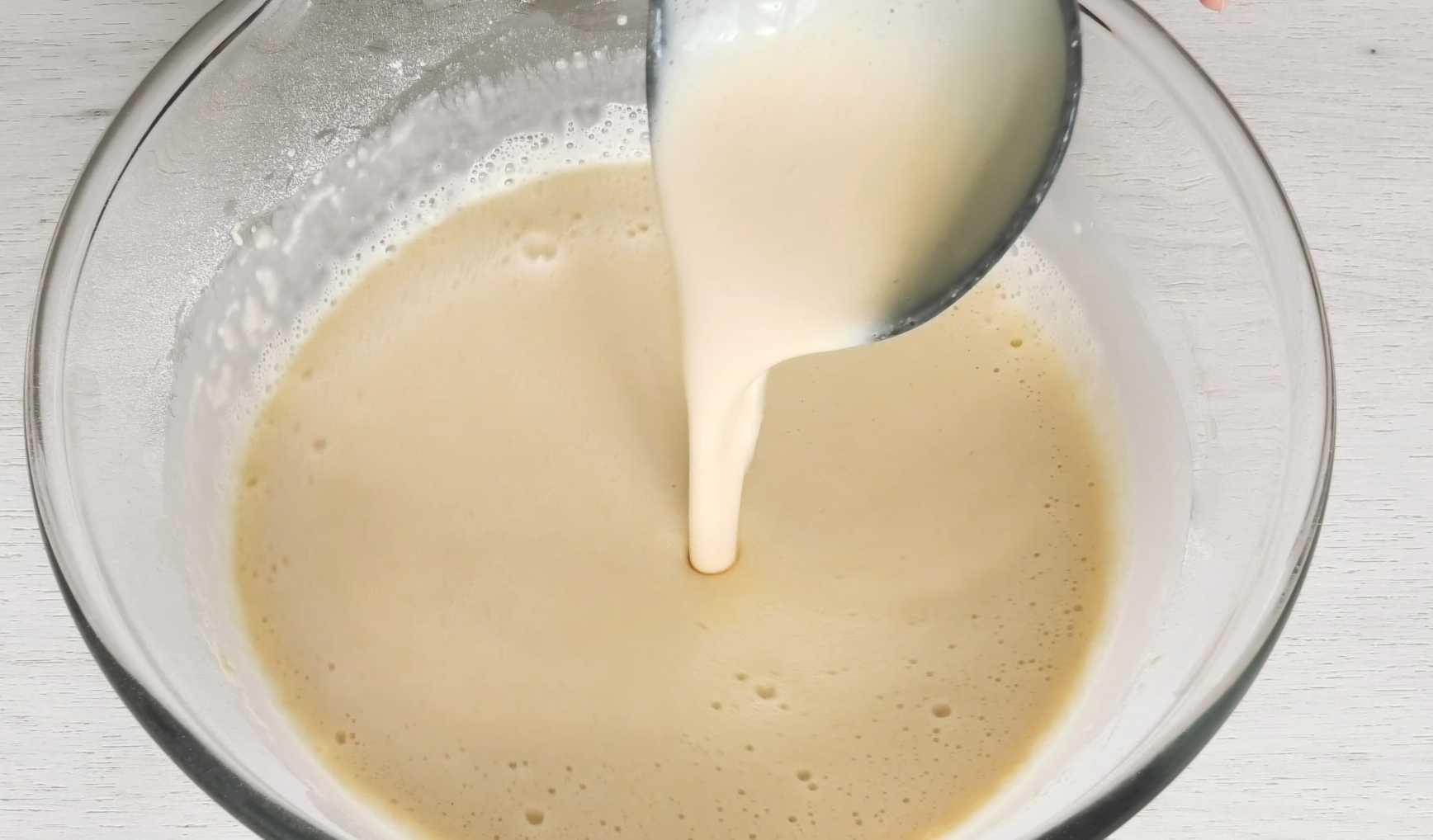 Blini avec ryazhenka et eau bouillante - Étape 6