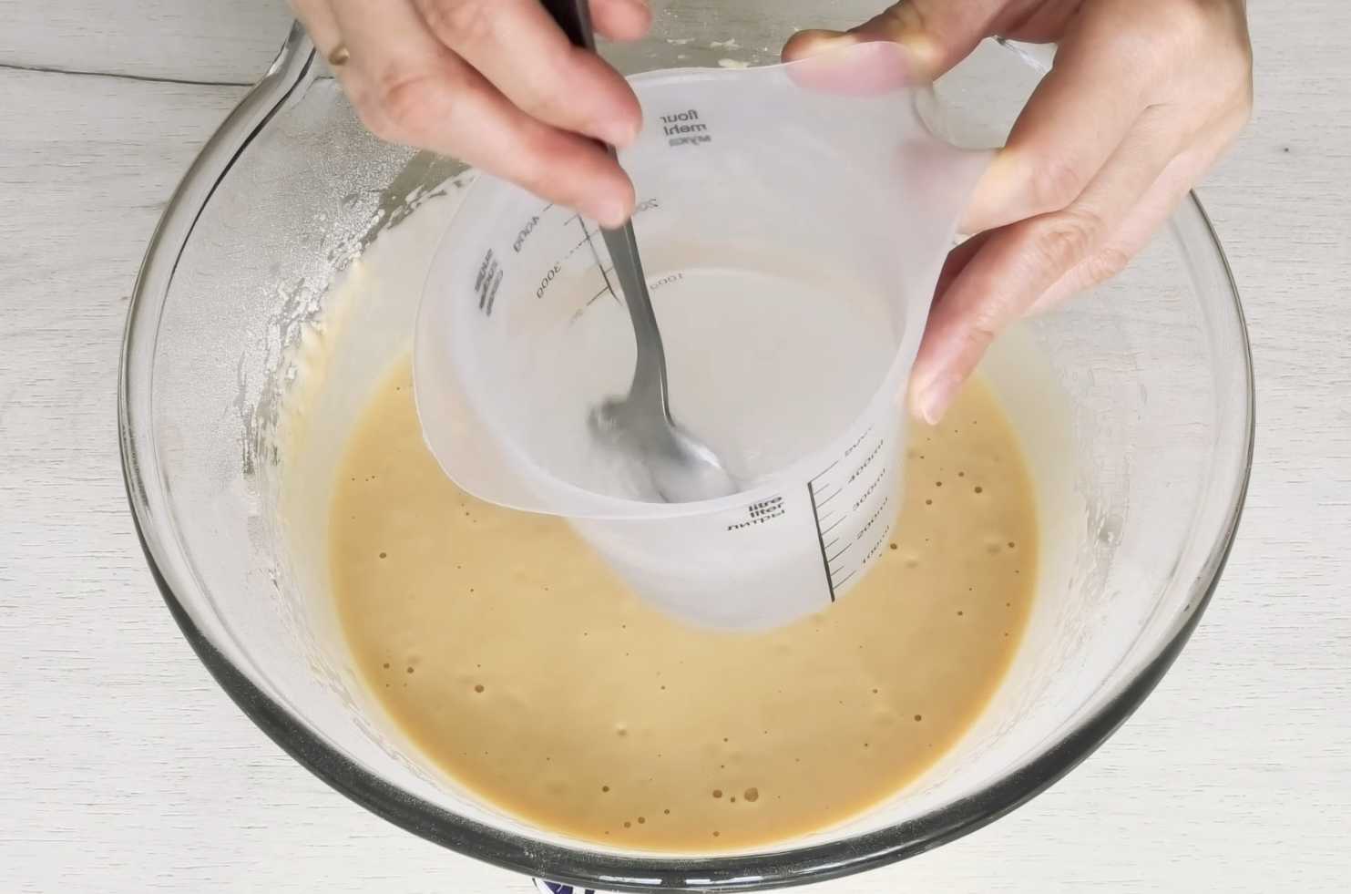 Blini avec ryazhenka et eau bouillante - Étape 4