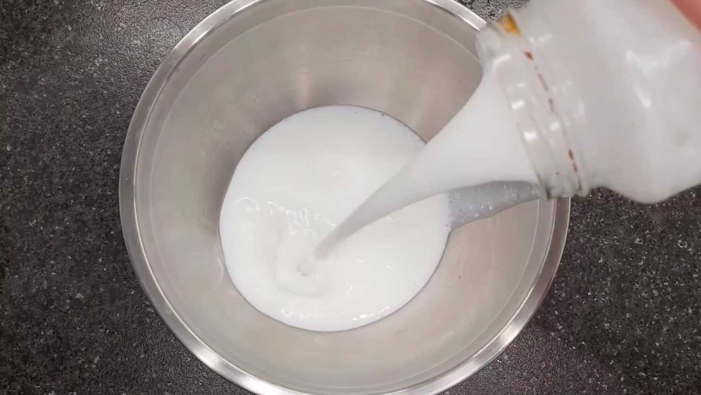 Crêpes au lait caillé avec trous - Étape 1