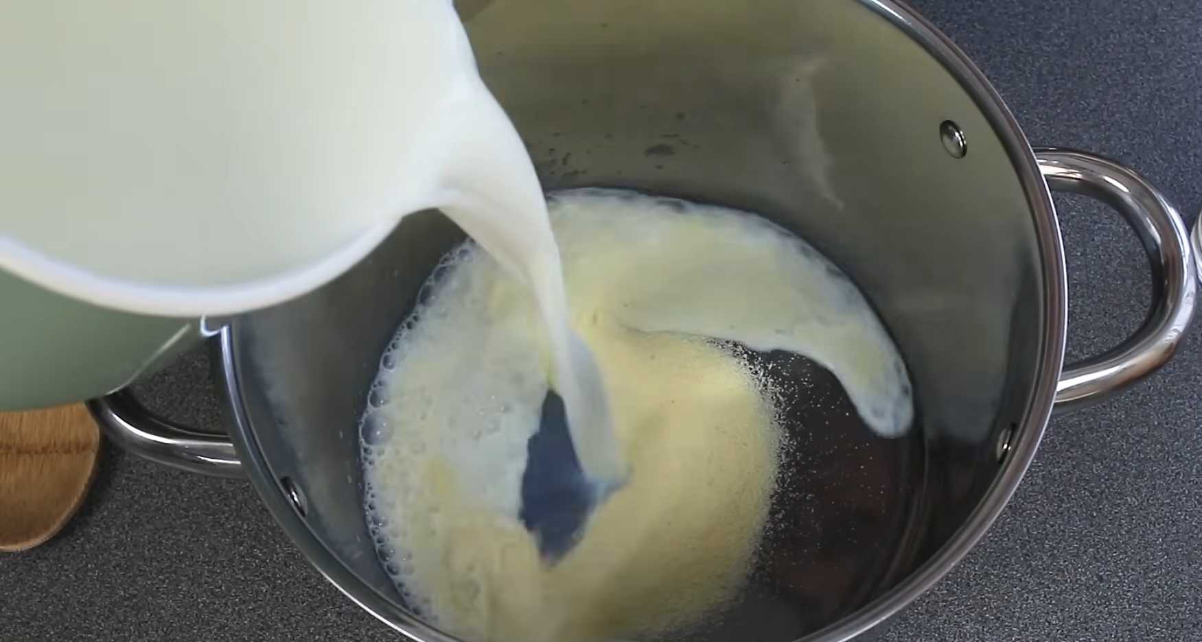 Crêpes à la levure avec du lait - Étape 1